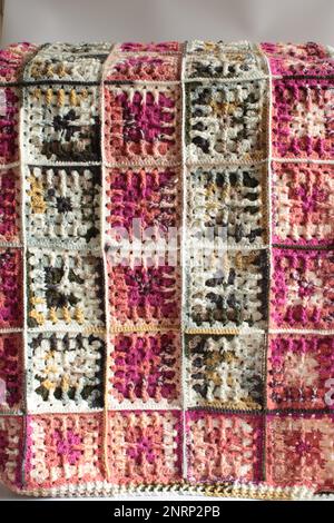 Coperta covata fatta di quadretti grandissimi. Coperta di lana fatta a mano con crochet. Arte e movimento artigianale. Foto Stock