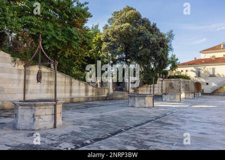 Vista di Piazza cinque Wells con cinque pozzi allineati uno dopo l'altro, dando alla piazza un aspetto molto unico e interessante. Foto Stock