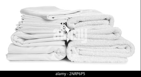 Pile di asciugamani e lenzuola su sfondo bianco Foto Stock