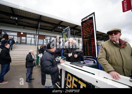 Bookmaker Julian Head all'ippodromo di Plumpton, East Sussex. Data immagine: Lunedì 27 febbraio 2023. Foto Stock