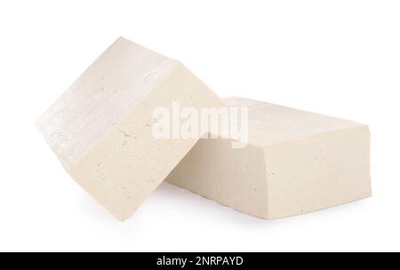 Blocchi di tofu crudo delizioso su sfondo bianco Foto Stock