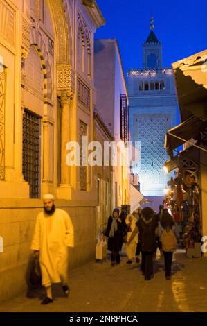 Tunisia: città di Tunisi.Medina. Rue Sidi Ben Arous, sullo sfondo il minareto di Ez- Moschea Zitouna (Grande Moschea) Foto Stock