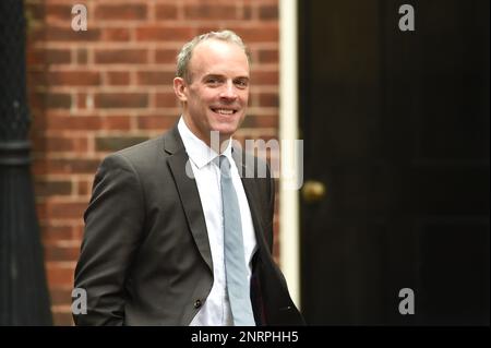 Londra, Regno Unito. 27th Feb, 2023. Dominic Raab Vice primo Ministro arriva a No10 Downing Street per una riunione del Gabinetto Credit: MARTIN DALTON/Alamy Live News Foto Stock