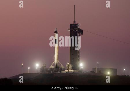 Dawn si rompe sul razzo SpaceX Falcon 9 che porta la navicella spaziale Crew Dragon mentre viene preparata per il lancio sul Launch Pad 39A al Kennedy Space Center, 24 febbraio 2023 a Cape Canaveral, Florida. La sesta missione commerciale SpaceX nella Stazione spaziale Internazionale trasporta astronauti Andrey Fedyaev di Roscosmos, Woody Hoburg, e Stephen Bowen, della NASA, e Sultan Alneyadi degli Emirati Arabi Uniti. Credit: Joel Kowsky/NASA/Alamy Live News Foto Stock