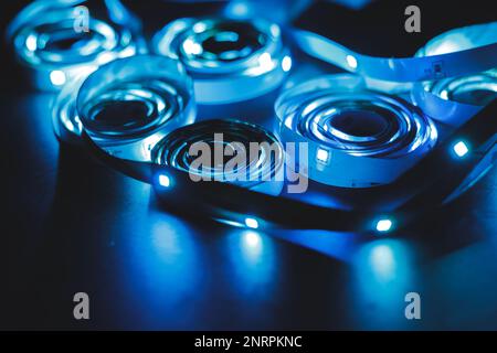 Una pila di luci a LED su strisce luminose flessibili a spirale, di colore blu Foto Stock