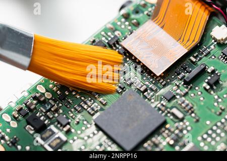 pulizia della scheda elettronica con una spazzola Foto Stock