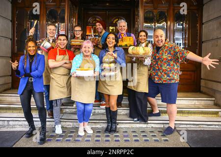 Londra, Regno Unito. 27th Feb, 2023. Il cast si posa all'esterno del teatro. Il Great British Bake Off Musical si apre sul West End al Noël Coward Theatre per una corsa di dodici settimane dal 25 febbraio al 13 maggio 2023. Ispirato dallo spettacolo televisivo, questo musical comico segue i panettieri amatoriali che cercano di impressionare i giudici e di essere incoronato Star Baker. Credit: Imageplotter/Alamy Live News Foto Stock