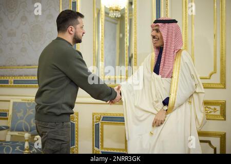 Kiev, Ucraina. 26th Feb, 2023. Il presidente ucraino Volodymyr Zelenskyy, di sinistra, accoglie il ministro degli Esteri Saudita Principe Faisal bin Farhan al Saud al Palazzo Mariinsky, 26 febbraio 2023 a Kyiv, Ucraina. Credit: Foto piscina/Ufficio stampa presidenziale ucraino/Alamy Live News Foto Stock