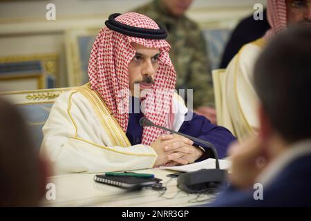 Kiev, Ucraina. 26th Feb, 2023. Il ministro degli Esteri Saudita, il principe Faisal bin Farhan al Saud, commenta durante un incontro bilaterale con il presidente ucraino Volodymyr Zelenskyy al Palazzo Mariinsky, 26 febbraio 2023 a Kyiv, Ucraina. Credit: Foto piscina/Ufficio stampa presidenziale ucraino/Alamy Live News Foto Stock