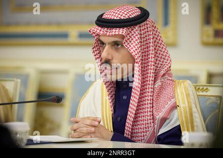 Kiev, Ucraina. 26th Feb, 2023. Il ministro degli Esteri Saudita, il principe Faisal bin Farhan al Saud, commenta durante un incontro bilaterale con il presidente ucraino Volodymyr Zelenskyy al Palazzo Mariinsky, 26 febbraio 2023 a Kyiv, Ucraina. Credit: Foto piscina/Ufficio stampa presidenziale ucraino/Alamy Live News Foto Stock