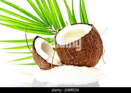 Fetta di cocco. Pezzi di Coco isolati su bianco. Cocco con foglie. Foto Stock