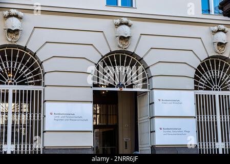 Vienna, Austria - 17 ottobre 2022: Ingresso del Bundesministerium o Ministero federale dell'agricoltura, delle regioni e del turismo a Vienna, Austria Foto Stock