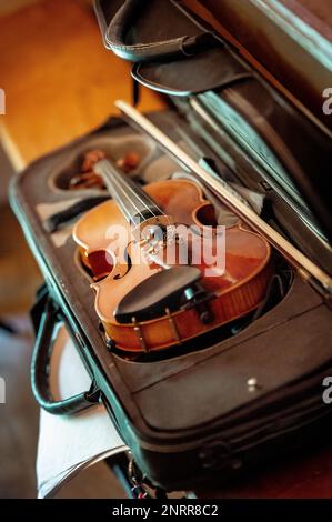 violino in legno in astuccio con arco Foto Stock