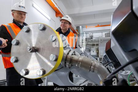 Chemnitz, Germania. 27th Feb, 2023. Roland Warner (l), presidente del consiglio di amministrazione degli eins, e Wolfram Günther (Verdi), ministro dell'energia in Sassonia, visitano l'impianto di cogenerazione dei motori del fornitore di energia eins energie. Il motivo della visita è di discutere i piani attuali per il cambiamento regionale dell'energia, l'espansione delle energie rinnovabili e la questione del futuro approvvigionamento energetico. Credit: Hendrik Schmidt/dpa/Alamy Live News Foto Stock