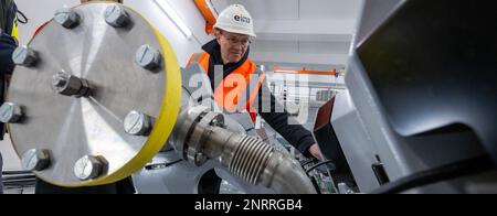 Chemnitz, Germania. 27th Feb, 2023. Wolfram Günther (Verdi), ministro dell'energia in Sassonia, visita l'impianto di cogenerazione dei motori del fornitore di energia eins energie. Il motivo della sua visita è di discutere i piani attuali per il cambiamento regionale dell'energia, l'espansione delle energie rinnovabili e la questione del futuro approvvigionamento energetico. Credit: Hendrik Schmidt/dpa/Alamy Live News Foto Stock