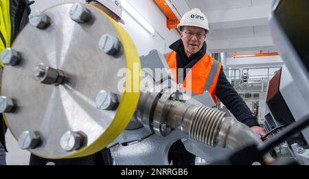 Chemnitz, Germania. 27th Feb, 2023. Wolfram Günther (Verdi), ministro dell'energia in Sassonia, visita l'impianto di cogenerazione dei motori del fornitore di energia eins energie. Il motivo della sua visita è di discutere i piani attuali per il cambiamento regionale dell'energia, l'espansione delle energie rinnovabili e la questione del futuro approvvigionamento energetico. Credit: Hendrik Schmidt/dpa/Alamy Live News Foto Stock