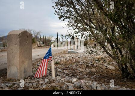 Bandiera americana sulla tomba di un veterano al cimitero Concordia di El Paso, Texas. Foto Stock