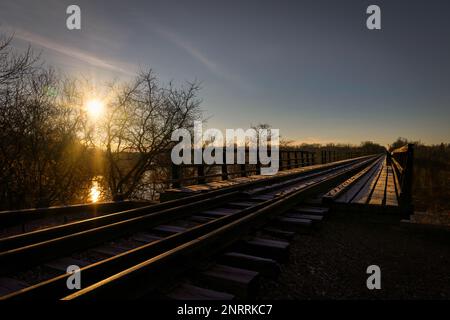 Il sole del mattino riscalda le rotaie sul trespolo ferroviario, costruito nel 1906, a Manitowoc, Wisconsin. Foto Stock