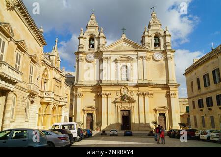 MDINA, MALTA - 22 NOVEMBRE 2017 - il St Cattedrale di Paolo nell'antica capitale di Malta, Mdina (la Città silenziosa o L-Imdina). Vecchia vista antica città wit Foto Stock