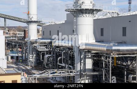 Chemnitz, Germania. 27th Feb, 2023. Vista del nuovo impianto di cogenerazione dei motori (MHKW) sul sito del primo fornitore di energia. Il nuovo stabilimento della CHP è composto da sette moduli e raggiunge una potenza termica di circa 80 megawatt e una potenza elettrica di circa 88 megawatt. L'impianto è attualmente in funzione in modalità test ed è previsto per il funzionamento commerciale a giugno. Credit: Hendrik Schmidt/dpa/Alamy Live News Foto Stock