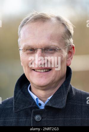 Chemnitz, Germania. 27th Feb, 2023. Roland Warner, Presidente del Consiglio di Amministrazione delle Energie energetiche, ha registrato durante una visita del Ministro dell'energia sassone all'impianto di cogenerazione dei motori di Chemnitz. La visita è stata motivata da discussioni sugli attuali piani per il cambiamento regionale dell'energia, l'espansione delle energie rinnovabili e la questione del futuro approvvigionamento energetico. Credit: Hendrik Schmidt/dpa/Alamy Live News Foto Stock