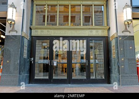 Il Bulkley Building su Euclid Avenue nel quartiere dei teatri del centro di Cleveland, Ohio, è stato completato nel 1921 come un edificio di uffici a 9 piani. Foto Stock