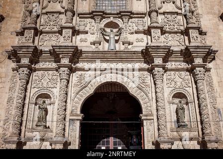 Dettaglio della facciata principale, la chiesa di San Francisco sulla piazza dallo stesso nome, fondata nel 1548 e ricostruita 1784, La Paz, Bolivia Foto Stock