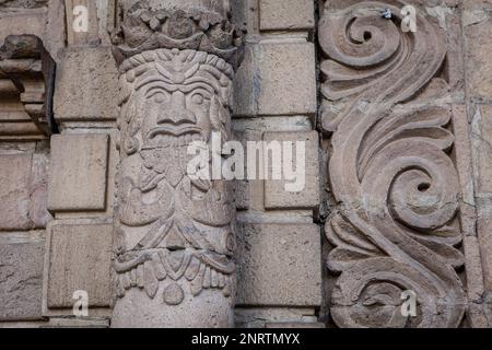 Dettaglio della facciata principale, la chiesa di San Francisco sulla piazza dallo stesso nome, fondata nel 1548 e ricostruita 1784, La Paz, Bolivia Foto Stock