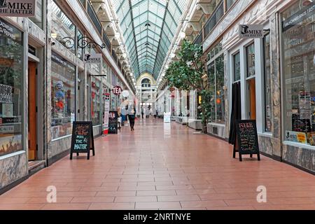 La galleria commerciale a due piani con il suo impressionante lucernario è stata aperta nel 1898 collegando Euclid e Prospect Avenues nel centro di Cleveland, Ohio, USA. Foto Stock