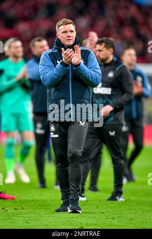 Manchester, Regno Unito. 26th Feb, 2023. Eddie Howe Manager del Newcastle United applaude i tifosi di Newcastle dopo la finale della Carabao Cup tra il Manchester United e il Newcastle United a Old Trafford il 26th 2023 febbraio a Manchester, Inghilterra. (Foto di Jeff Mood/phcimages.com) Credit: PHC Images/Alamy Live News Foto Stock