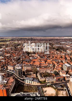 Una vista panoramica aerea verticale dello skyline cittadino di York nel North Yorkshire, Regno Unito, con la cattedrale di York Minster e il tetto di edifici storici Foto Stock