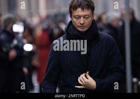 Un ospite è visto in prima fila alla sfilata Giorgio Armani durante la settimana della moda di Milano Womenswear Autunno/Inverno 2023/2024 il 26 febbraio 2023 a Milano. ©Photo: Cinzia Camela. Foto Stock