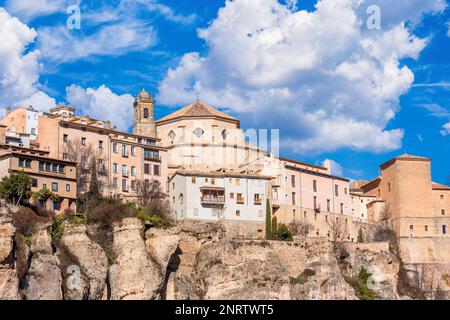 Cuenca città paesaggio che abbavia cielo blu con alcune nuvole bianche Foto Stock