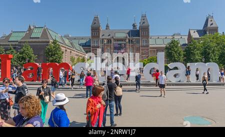 Amsterdam, Paesi Bassi - 15 maggio 2018: Grandi lettere e turisti alla Piazza del Museo Rijksmuseum di Amsterdam, Olanda. Foto Stock