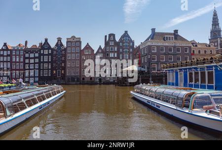 Amsterdam, Paesi Bassi - 14 maggio 2018: Long Boats City Sightseeing Tours ormeggiato a Canal Dock. Foto Stock