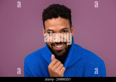 Ritratto di felice uomo multirazziale in maglia maglione. Foto Stock