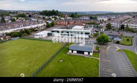 Vista Ariel della scuola elementare Netherlee nell'East Renfrewshire, situata a sud del centro di Glasgow. Parte dell'area di Glasgow. Foto Stock