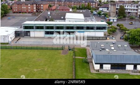 Vista Ariel della scuola elementare Netherlee nell'East Renfrewshire, situata a sud del centro di Glasgow. Parte dell'area di Glasgow. Foto Stock