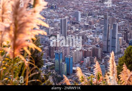 Skyline, downtown, da Montserrate hill o di cerro de Montserrate, Bogotà, Colombia Foto Stock