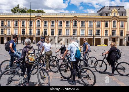 I turisti, nella Piazza Bolivar e Lievano palace o il municipio, Bogotá, Colombia Foto Stock