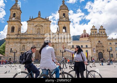 Turisti e guida, nella Piazza Bolivar e cattedrale, Bogotà, Colombia Foto Stock