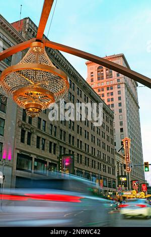 Cleveland Playhouse Square al crepuscolo il 18 febbraio 2023, con il suo grande lampadario all'aperto e i marchee teatrali a Cleveland, Ohio, USA. Foto Stock