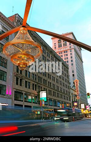 Il traffico passa attraverso il Playhouse Square District su Euclide Avenue a Cleveland, Ohio, con i suoi teatri storici e i suoi iconici lampadari all'aperto. Foto Stock