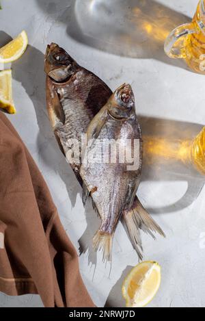 Pesce essiccato salato. Antipasto di pesce per birra Foto Stock