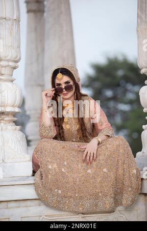 Sposa indiana vestita con abiti da sposa tradizionali Foto Stock