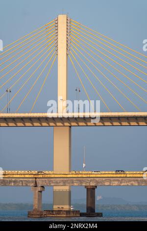 Panjim, Goa, India - Gennaio 2023: Il moderno ponte Atal Setu, con stalling via cavo, nella città di Panaji. Foto Stock
