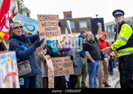 Beresford Hotel Refugee Protest & Counter Protest, Newquay, Cornovaglia Foto Stock