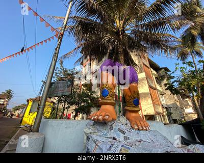 Panjim, Goa, India - Gennaio 2023: Dettaglio del frammento rotto dell'effigie del demone Narakasura bruciato durante il festival di Diwali. Foto Stock