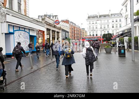 Vista posteriore dei pedoni di madre e figlio adolescente persone che camminano per strada visitando Londra durante la pausa scolastica di mezza durata febbraio 2023 UK KATHY DEWITT Foto Stock