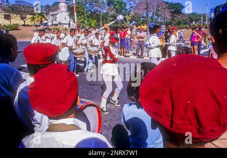 Parata, celebrazione del compleanno di Jose Marti, in Avenida Victoriano Garzon, Santiago de Cuba, Cuba Foto Stock